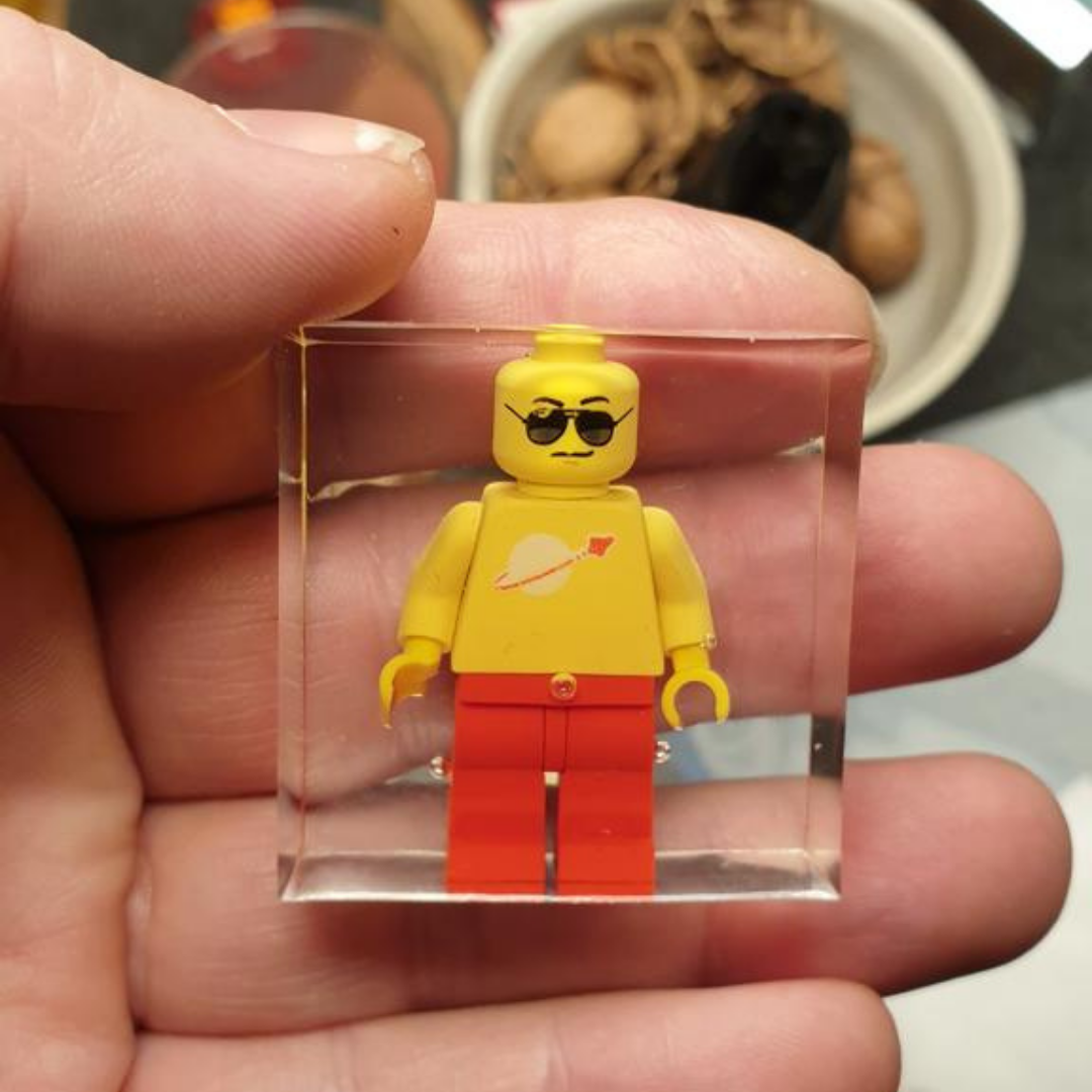 Wie sichere ich meine Bilder, Exponate oder andere wertvolle Unterlagen, ohne sie hinter Glas zu verstecken?